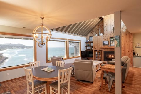 Idyllic Coastal Haven - Whale Watch in Depoe Bay! Apartment in Depoe Bay