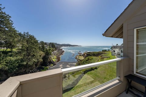 Idyllic Coastal Haven - Whale Watch in Depoe Bay! Apartment in Depoe Bay