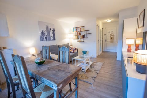 Library, Living room, Meals