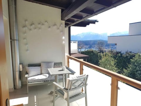 View (from property/room), Balcony/Terrace, Seating area, Mountain view