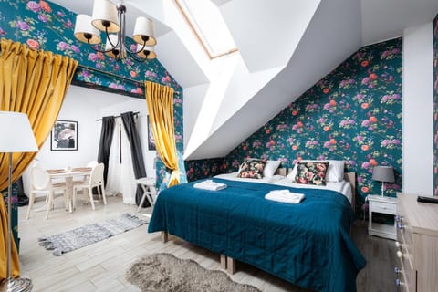Bed, Photo of the whole room, Decorative detail, Bedroom, towels