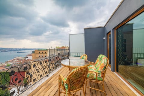 Property building, Patio, Communal lounge/ TV room, Day, Natural landscape, View (from property/room), Balcony/Terrace, Living room, Seating area, Dining area, Evening entertainment, City view, Lake view, River view, Sea view