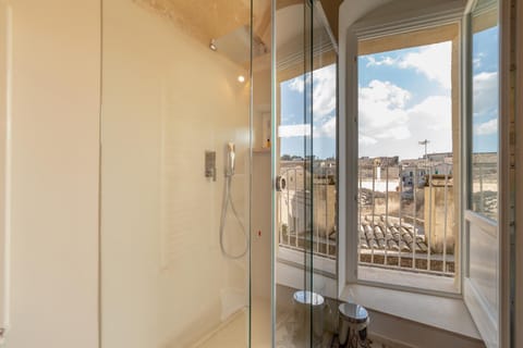 Shower, View (from property/room), Balcony/Terrace