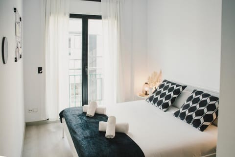 Bed, Photo of the whole room, Seating area, Bedroom