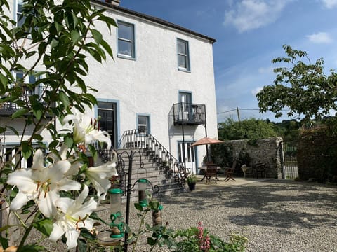 Property building, Patio, Facade/entrance, Garden