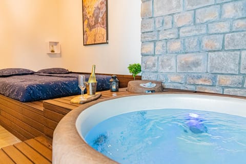 Bed, Hot Tub, Photo of the whole room, Bedroom, Drinks, heating, internet