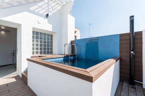 Day, Swimming pool