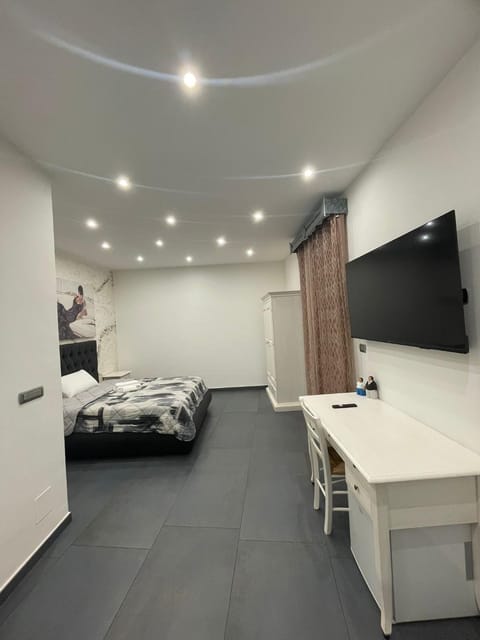 Bed, TV and multimedia, Bedroom