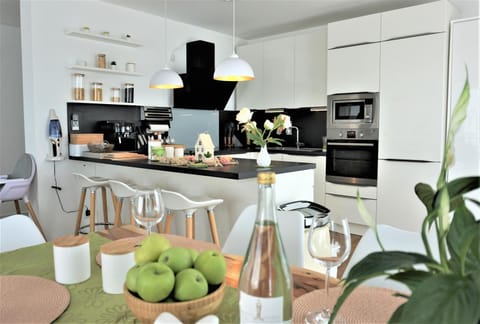 Coffee/tea facilities, Kitchen or kitchenette, Food and drinks, Dining area, Food, dishwasher, minibar, oven, pet friendly, stove, toaster