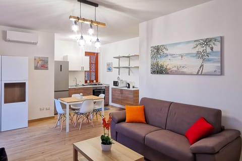 Communal lounge/ TV room, Coffee/tea facilities, Kitchen or kitchenette, Living room, Seating area, Dining area, minibar, oven, air conditioner