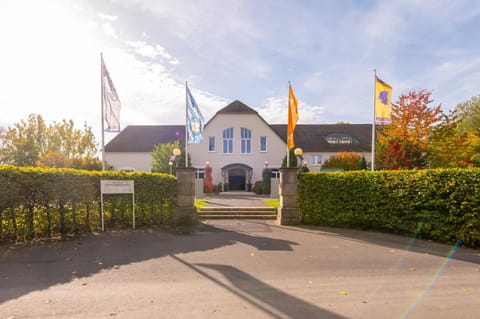 Property building, Day, Garden, View (from property/room), Lobby or reception, Garden view, Parking