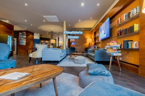 Restaurant/places to eat, TV and multimedia, Living room, Seating area