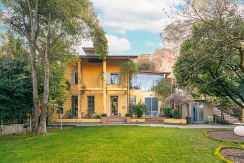Property building, Day, Natural landscape, Garden, Seating area, Garden view
