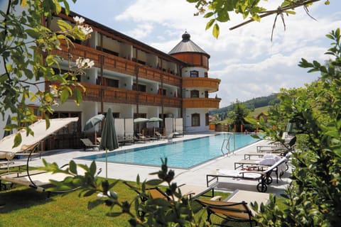 Property building, Day, Swimming pool