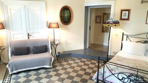 Bed, Decorative detail, Seating area, Bedroom