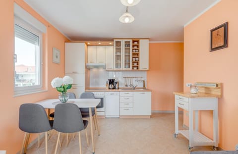 Kitchen or kitchenette, Living room, Seating area, Dining area