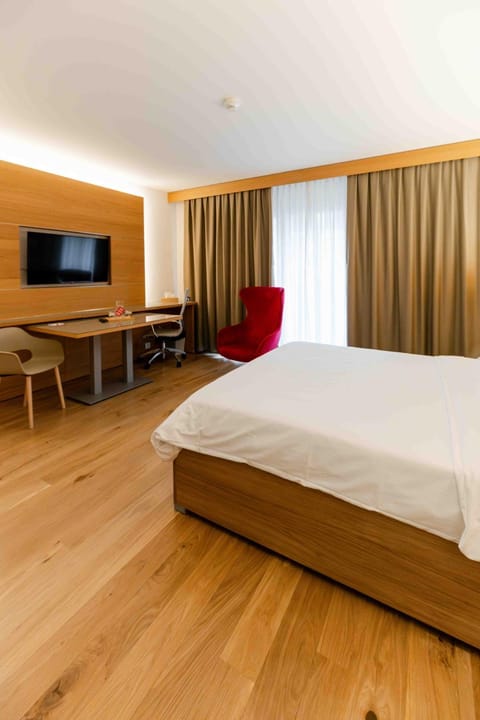 Bed, TV and multimedia, Photo of the whole room, Seating area, Bedroom