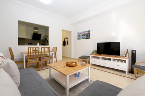 TV and multimedia, Living room, Seating area, Dining area
