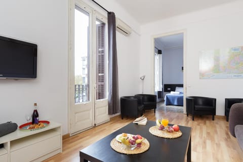 Bed, TV and multimedia, Living room, Seating area, Bedroom