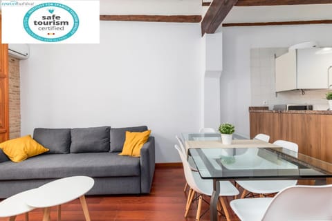 Kitchen or kitchenette, Living room, Seating area, Dining area