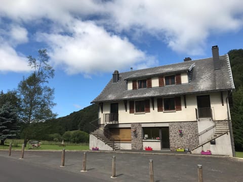 Location de la cascade 8 personnes Apartment in Besse-et-Saint-Anastaise