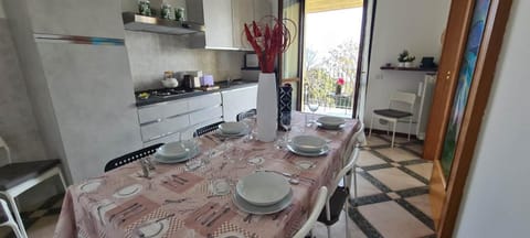 Coffee/tea facilities, Kitchen or kitchenette, Dining area, stove