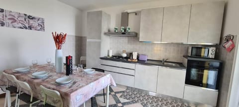 Coffee/tea facilities, Kitchen or kitchenette, Dining area, dishwasher, oven, stove, toaster