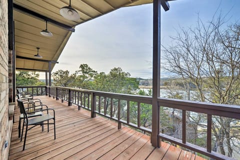 Bright n Breezy Waterfront Lake Granbury Getaway! House in Granbury