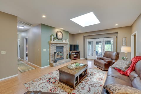 Bella Vista Home with Kayaks and Deck on Loch Lomond! House in Bella Vista