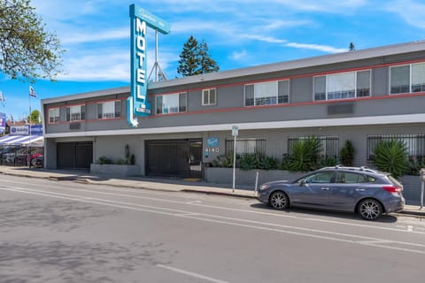 Property building, Day, Neighbourhood, Street view, Location