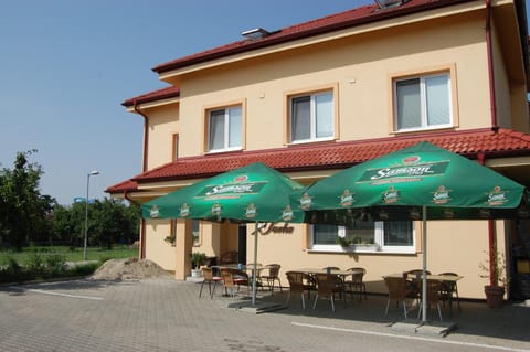 Property building, Off site, Day, Balcony/Terrace