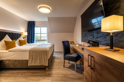 Bed, TV and multimedia, Photo of the whole room, Bedroom