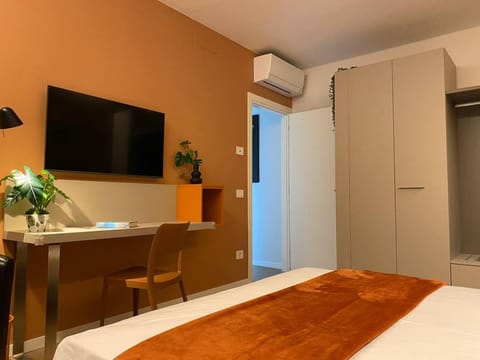 Bed, TV and multimedia, Photo of the whole room, Bedroom, wardrobe, air conditioner