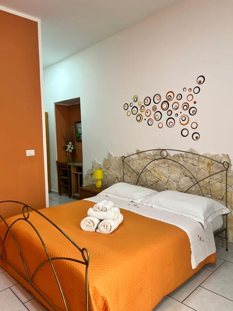 Bed, Photo of the whole room, Seating area, Bedroom, towels, air conditioner