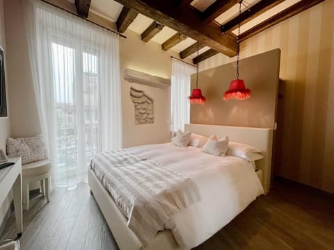 View (from property/room), Balcony/Terrace, Photo of the whole room, Decorative detail, Bedroom, City view, River view