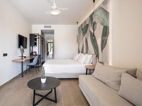 Bed, Photo of the whole room, Seating area, Bedroom, air conditioner