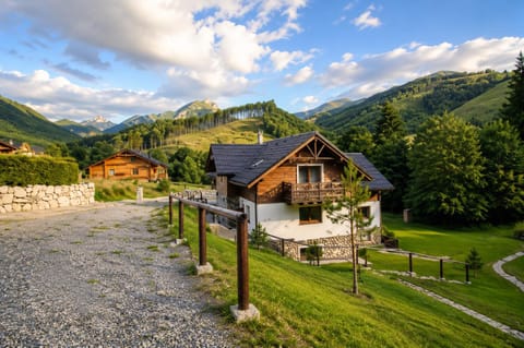 Property building, Nearby landmark, Spring, Bed, Off site, Day, Neighbourhood, Natural landscape, Activities, Summer, View (from property/room), Hiking, Mountain view, Location, Parking