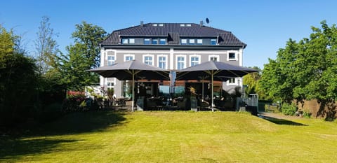 Property building, Garden, Balcony/Terrace