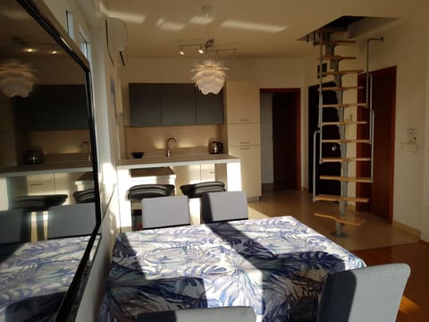 TV and multimedia, Kitchen or kitchenette, Living room, Seating area