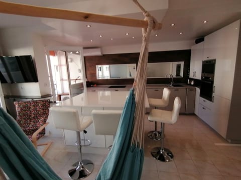 Terrasse Vue Mer Plage à 50 m Parking Apartment in Nice