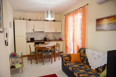 Kitchen or kitchenette, Seating area