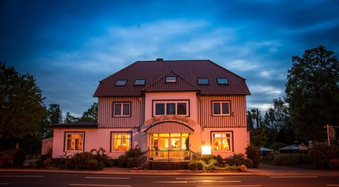 Property building, Facade/entrance, Spring, Off site, Summer, Autumn, On site, Seasons, Sunrise