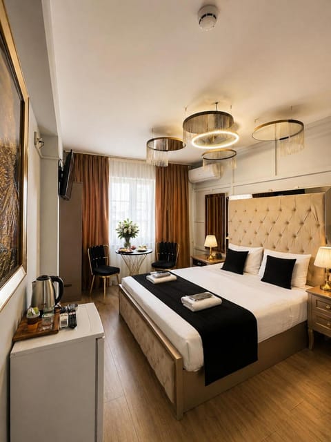 Bed, TV and multimedia, Photo of the whole room, Seating area, Bedroom