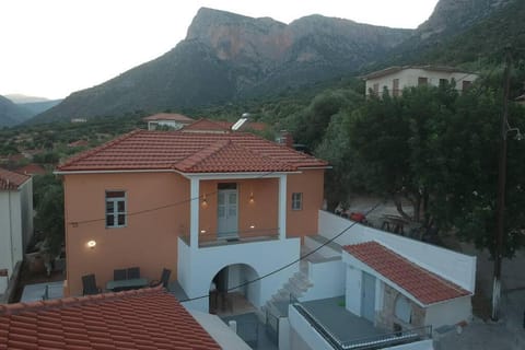 Beneath the Rock Residence Apartment in Leonidio