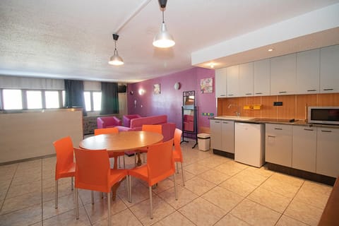 Bed, Kitchen or kitchenette, Living room, Dining area, children, children, children, young children, young children, young children, older children, older children, older children, group of guests, group of guests, group of guests, Family, Family, Family, heating, heating, minibar, pet friendly, stove