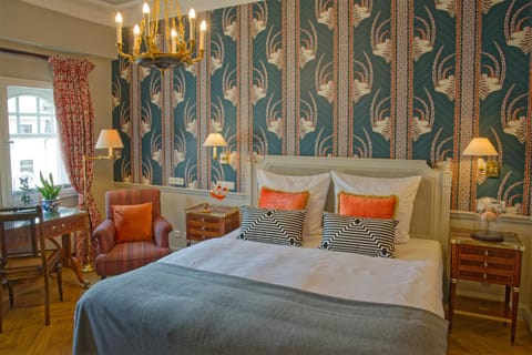Bed, Living room, Photo of the whole room, Seating area, Bedroom