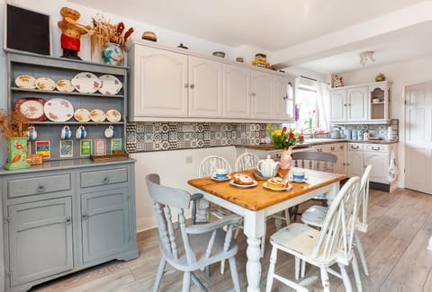 Coffee/tea facilities, Kitchen or kitchenette, Dining area, Food, dishwasher, minibar, pet friendly