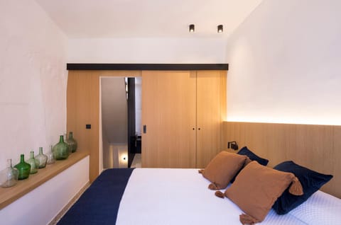 Bed, Photo of the whole room, Decorative detail