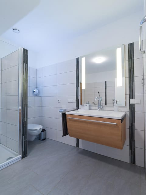 Toilet, Bathroom, towels