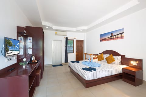 Bed, TV and multimedia, Photo of the whole room, Bedroom
